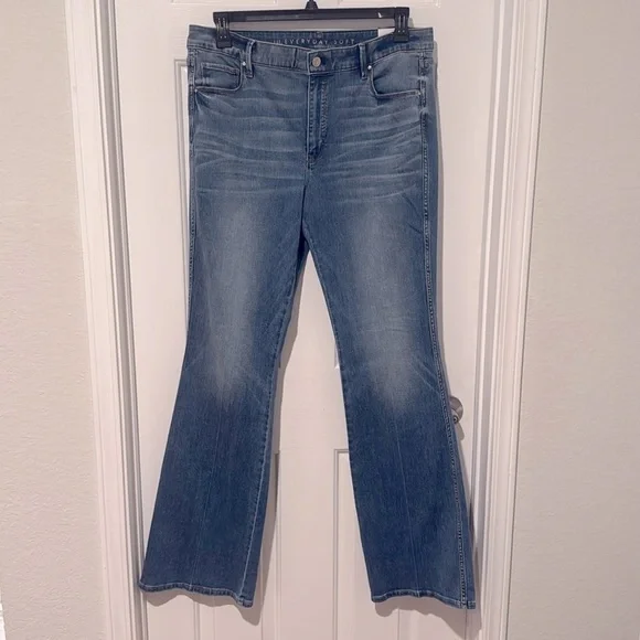 NWT White House Black Market Skinny Flare High Rise Everyday Soft Denim Jean 14L - Picture 3 of 15